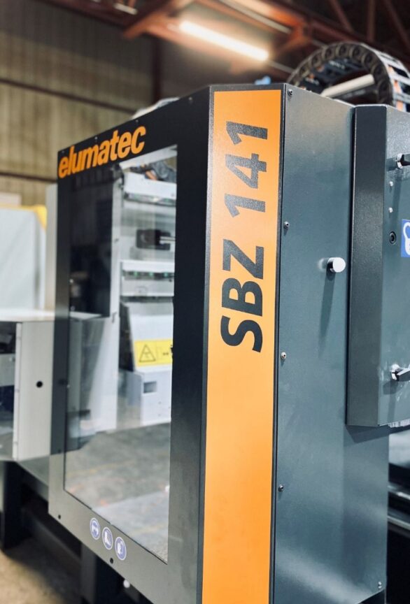 machine Elumatec en action